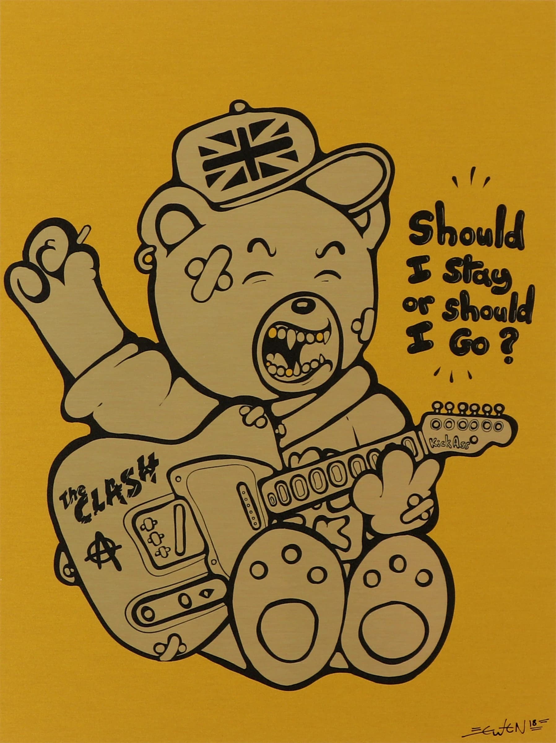 Teddy mit Union-Jack-Mütze hält eine E-Gitarre vor gelbem Hintergrund mit Schriftzug.