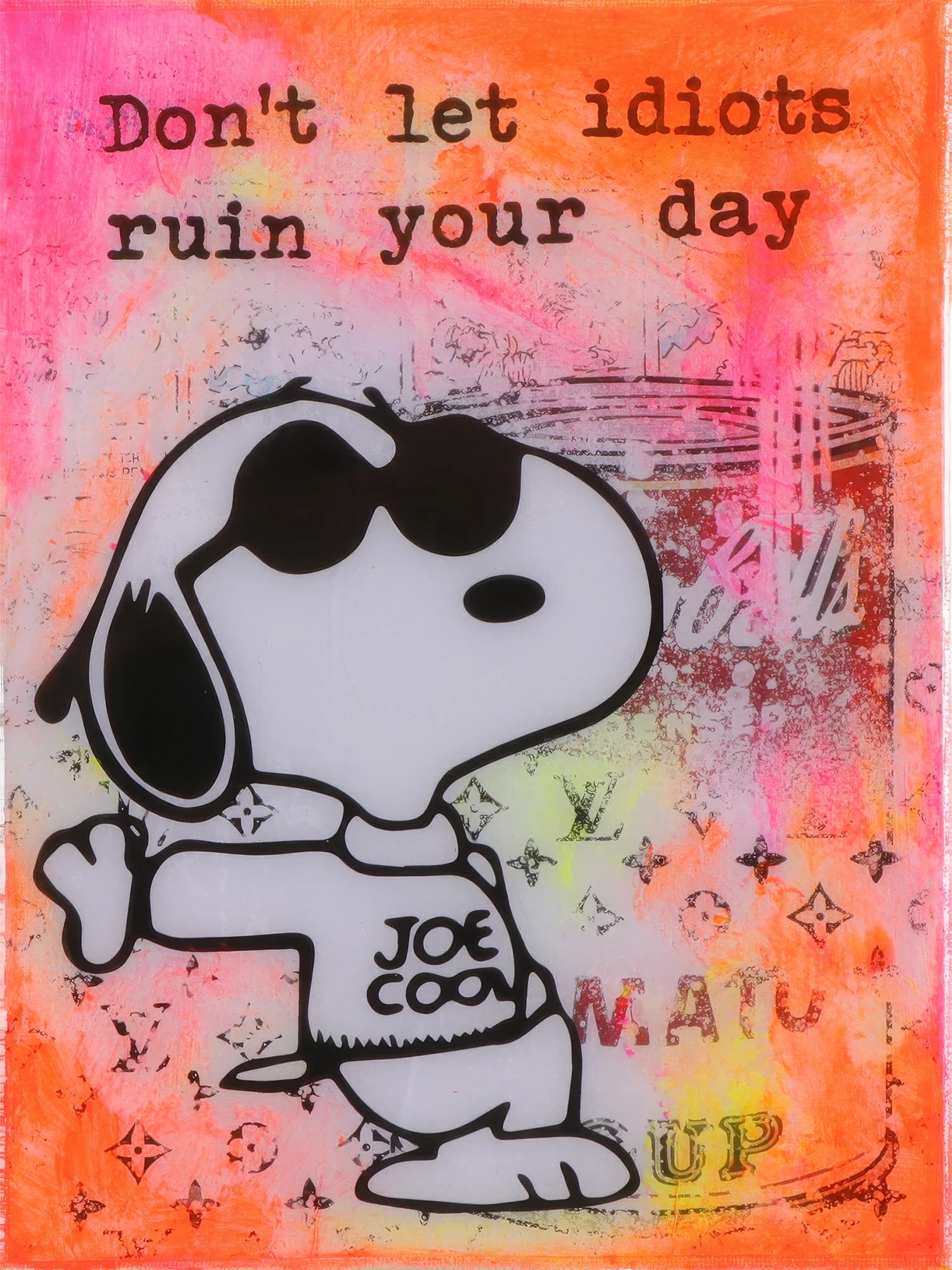 Snoopy mit Sonnenbrille und Joe-Cool-Shirt vor rosa-orangefarbenem Hintergrund mit Text und Mustern.