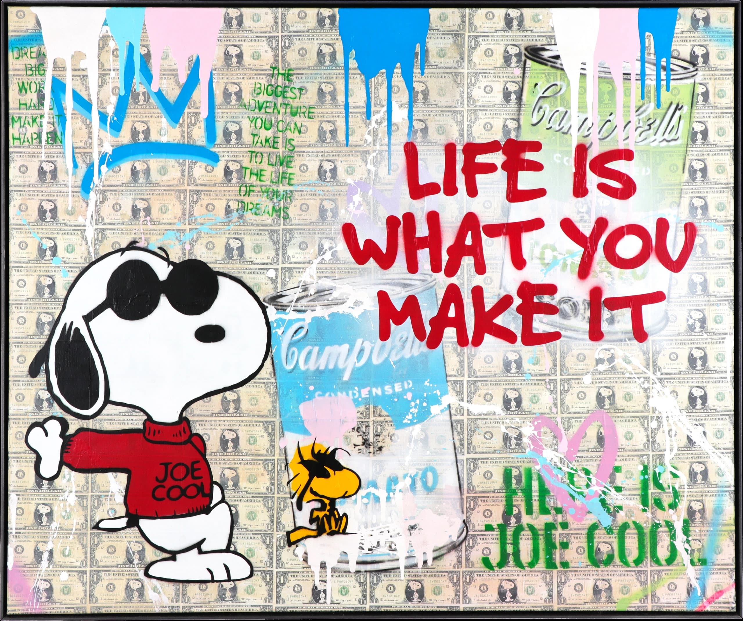 Snoopy im roten Pullover steht links, daneben kleine Figuren vor Geldschein-Hintergrund und rotem Schriftzug.