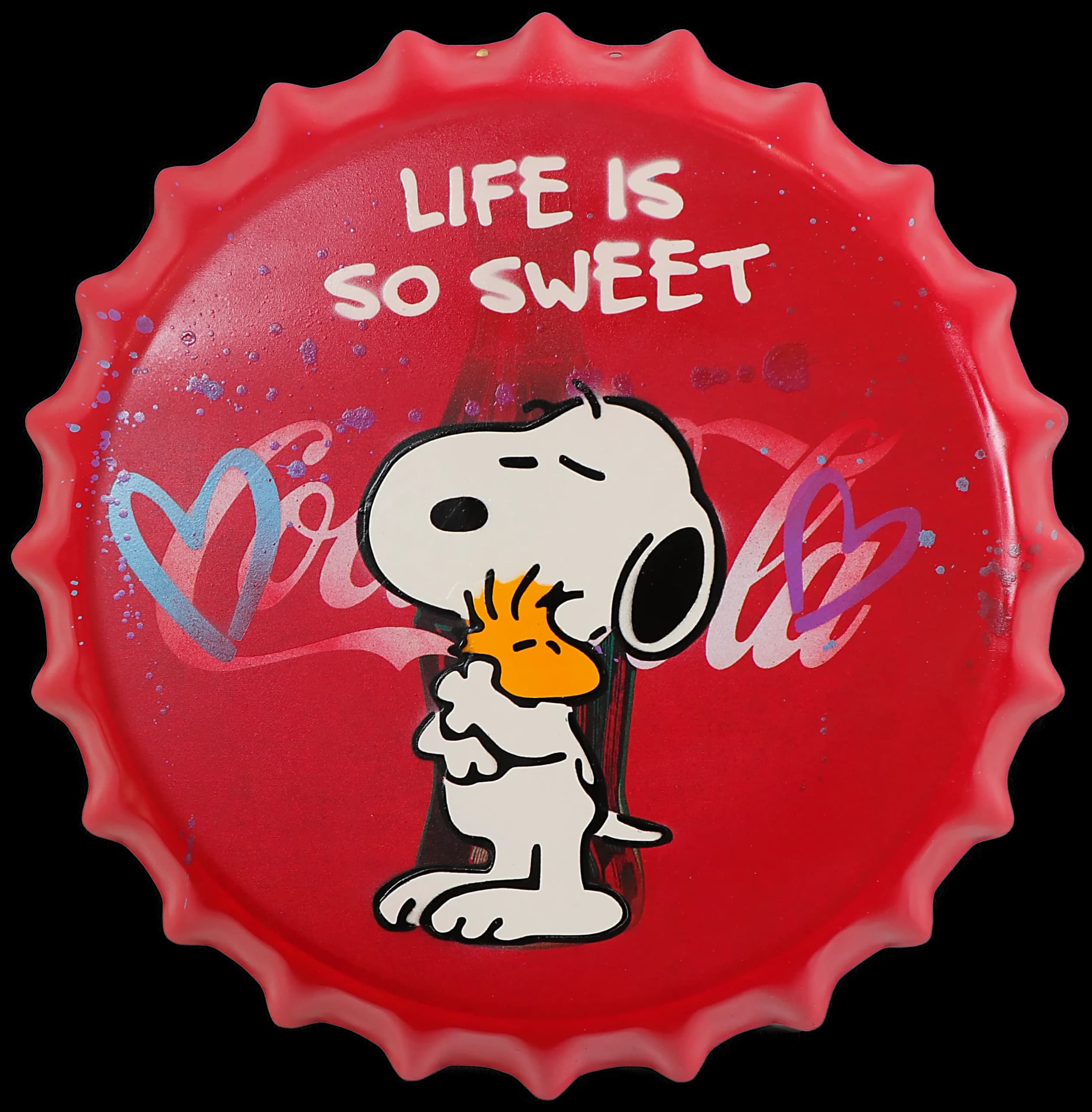 Roter Flaschenverschluss mit Snoopy und Woodstock, darüber der Schriftzug Life is so sweet auf schwarzem Hintergrund.
