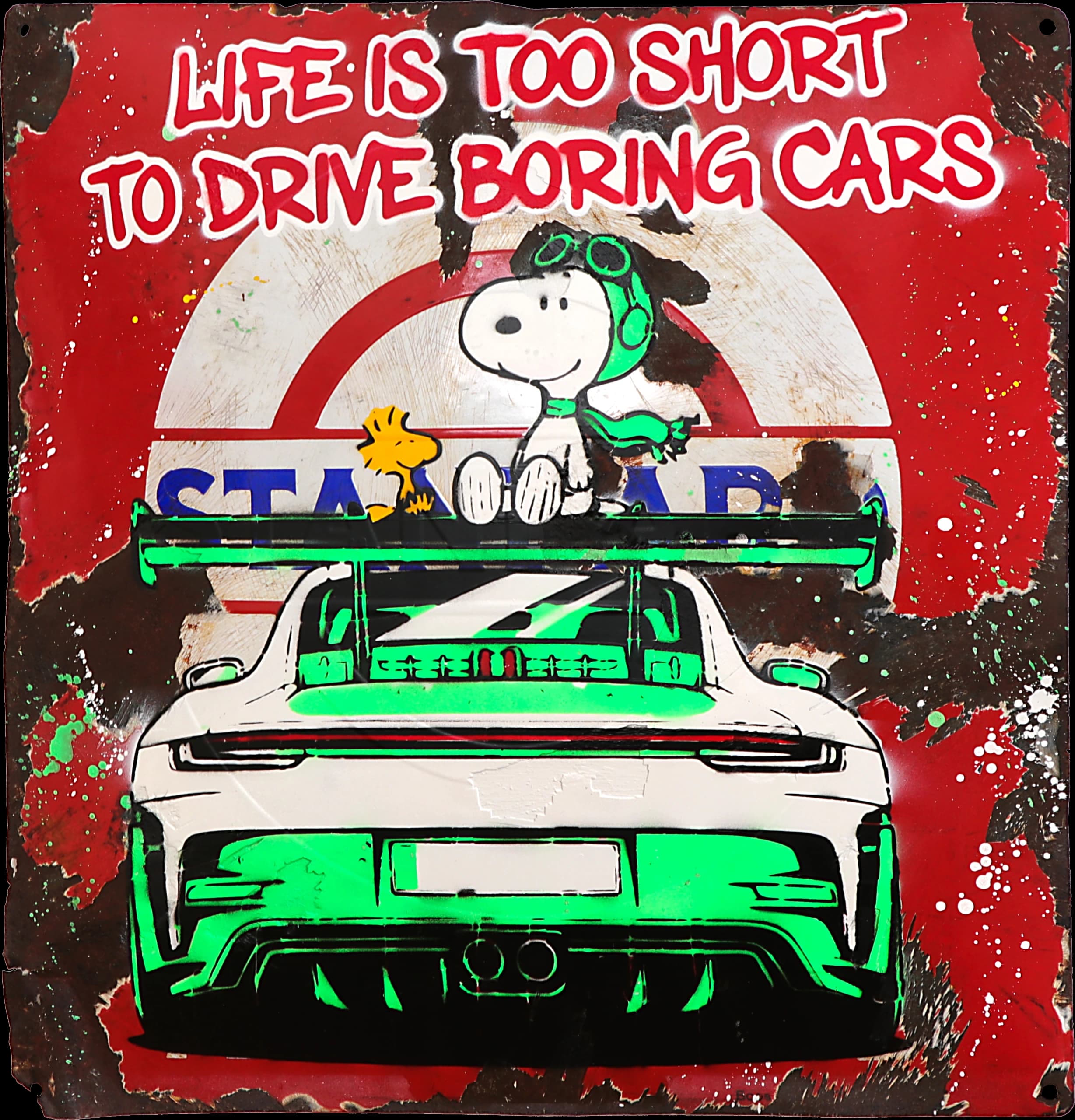 Snoopy sitzt auf einem weißen Sportwagen vor rotem Hintergrund mit dem Schriftzug LIFE IS TOO SHORT TO DRIVE BORING CARS.