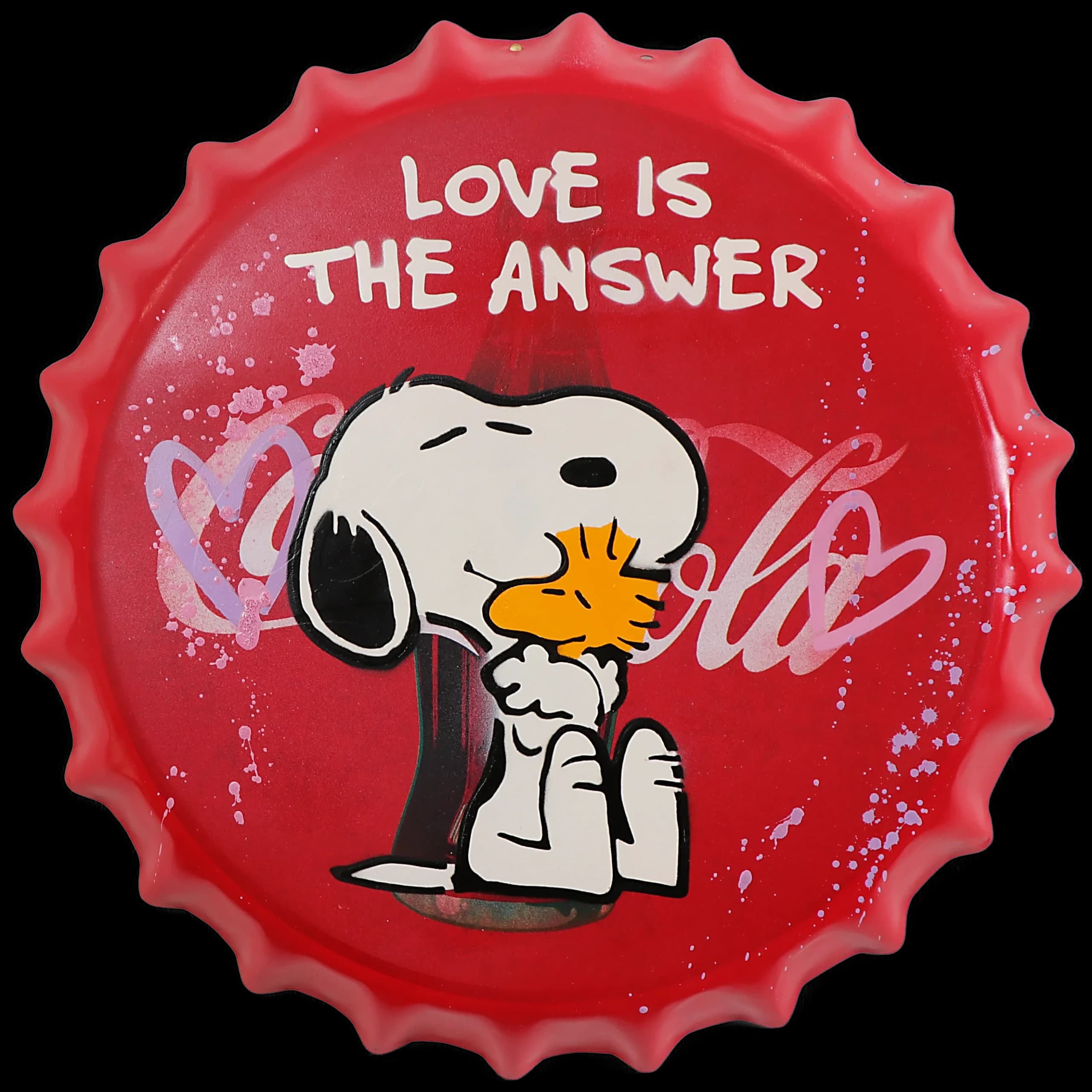 Roter Flaschendeckel mit Snoopy und dem Schriftzug „Love is the answer“ auf schwarzem Hintergrund.