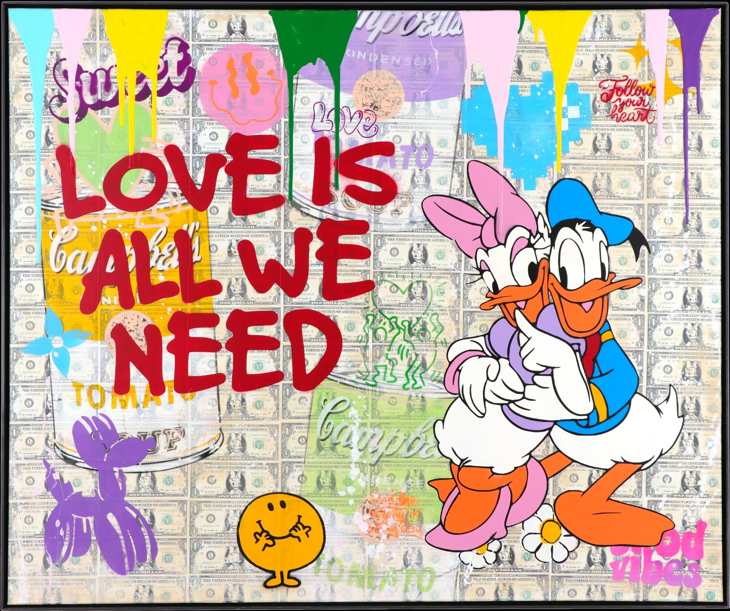 Donald und Daisy Duck stehen rechts vor einem Geldschein-Hintergrund mit rotem Schriftzug und Farbspritzern.