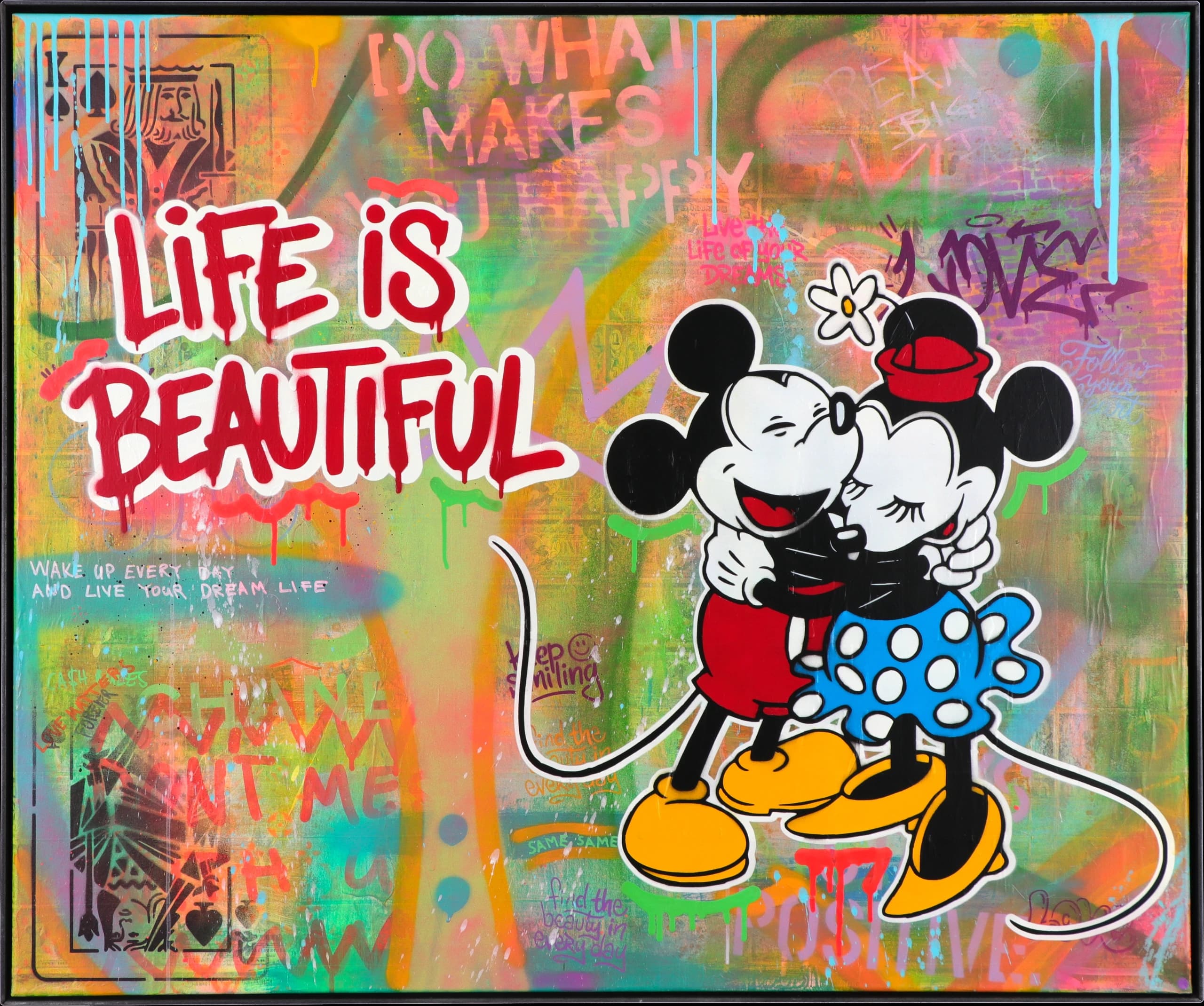 Mickey und Minnie umarmen sich vor buntem Graffiti, links steht „Life is Beautiful“ in Rotweiß.