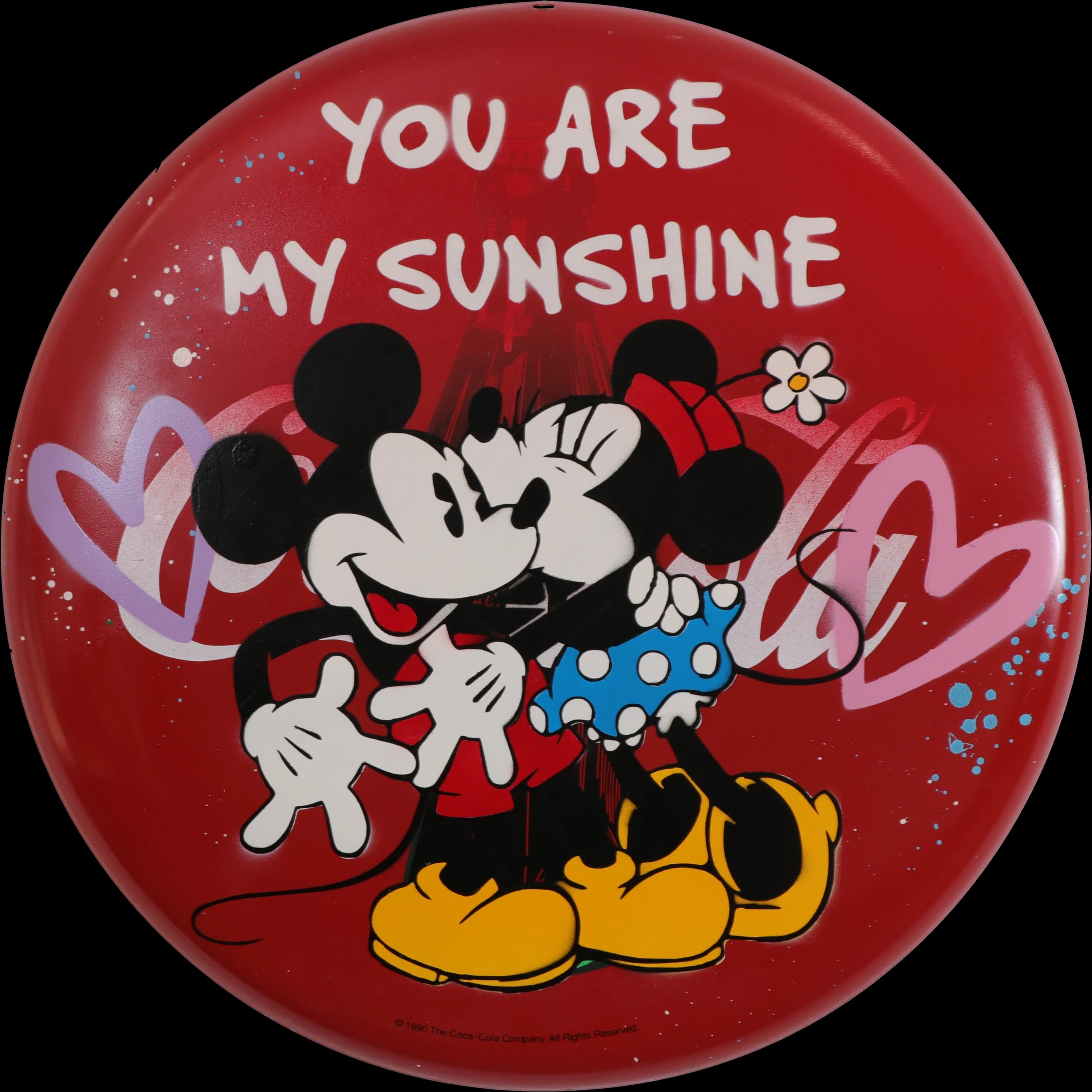 Mickey und Minnie stehen vor rotem Hintergrund mit dem weißen Schriftzug „YOU ARE MY SUNSHINE“ und Herzformen.