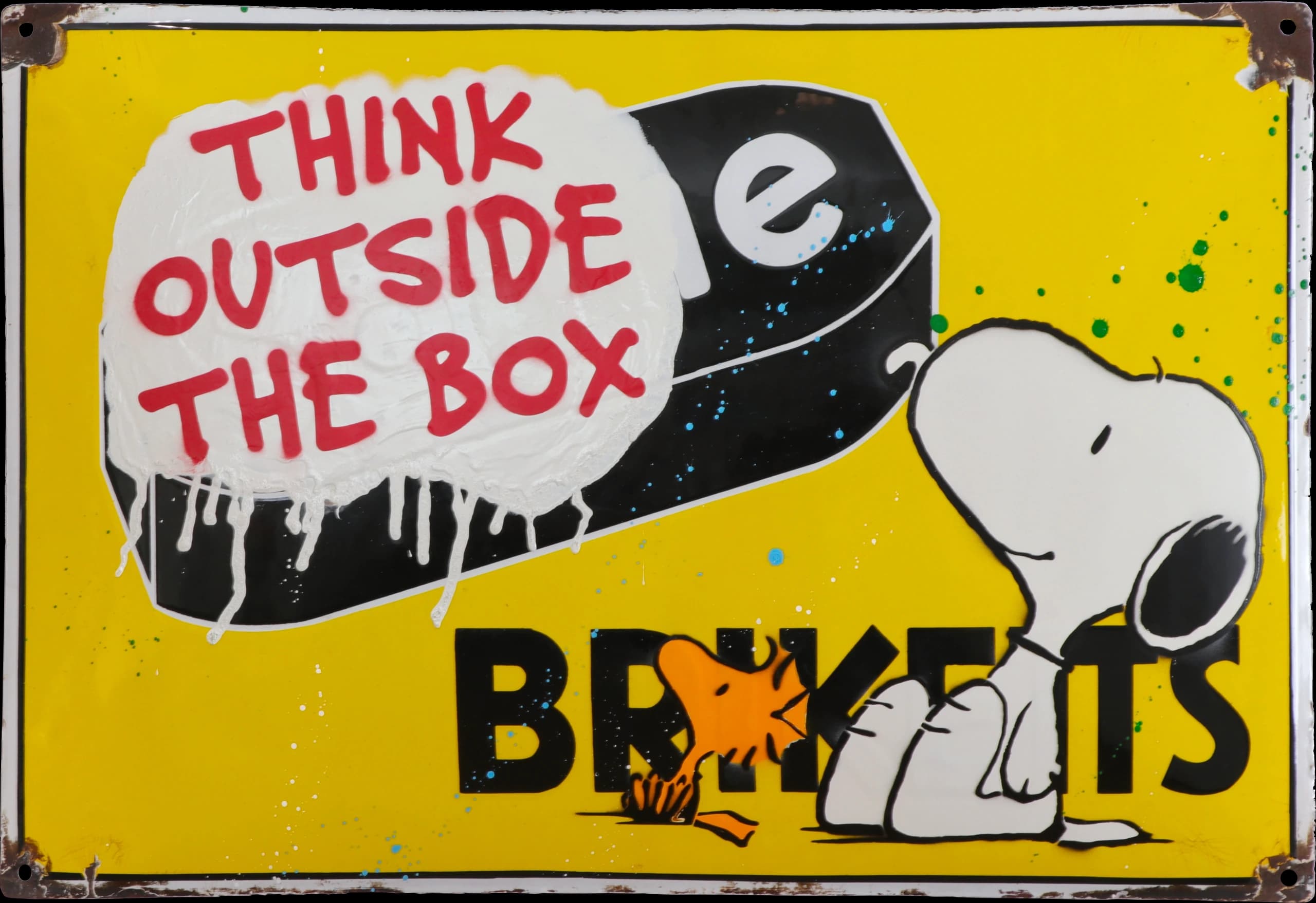 Gelbes Schild mit Snoopy, schwarzer Box und rotem Text „THINK OUTSIDE THE BOX“ vor „BROOKLYN“.