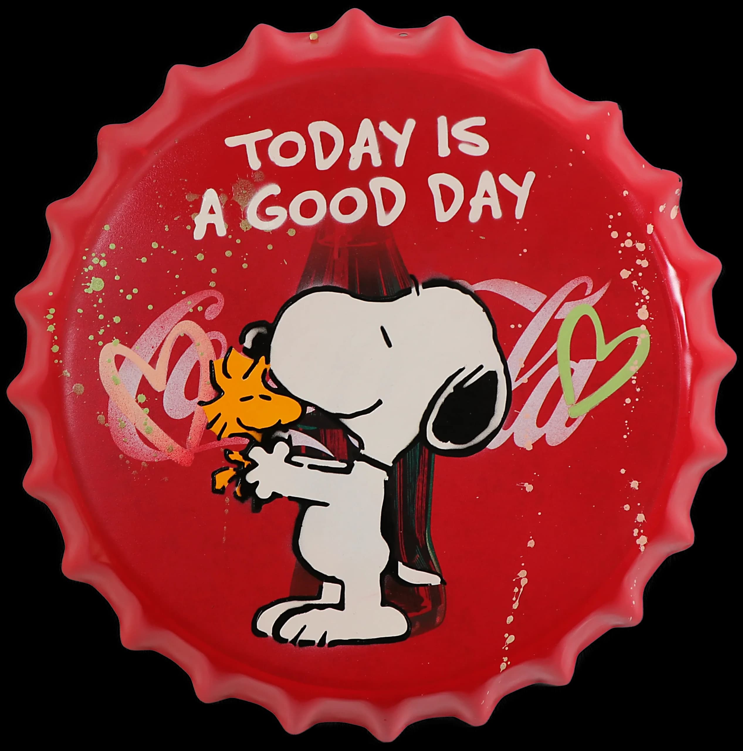 Snoopy umarmt Woodstock auf einem roten Kronkorken mit weißem Text und Herzgrafiken.