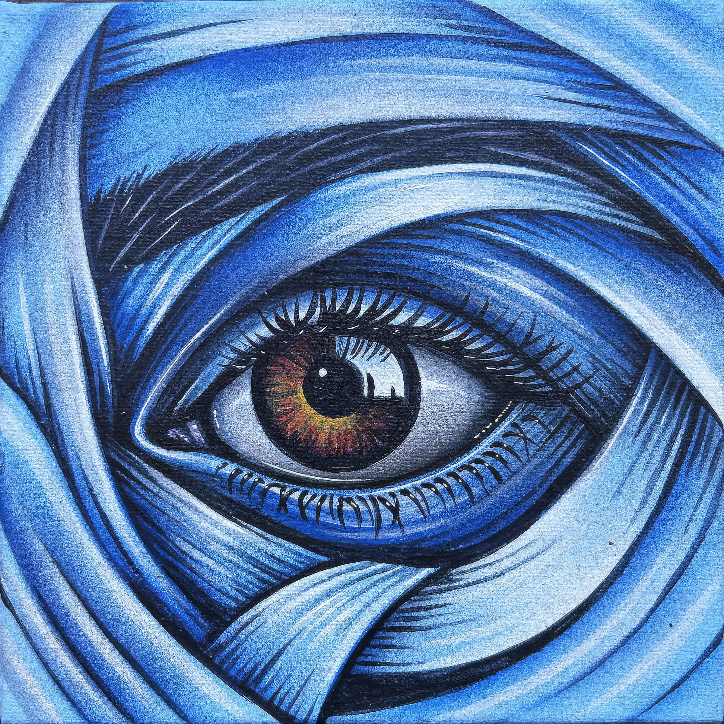 Nahaufnahme eines Auges mit brauner Iris, umgeben von blauem, gefaltetem Stoff.