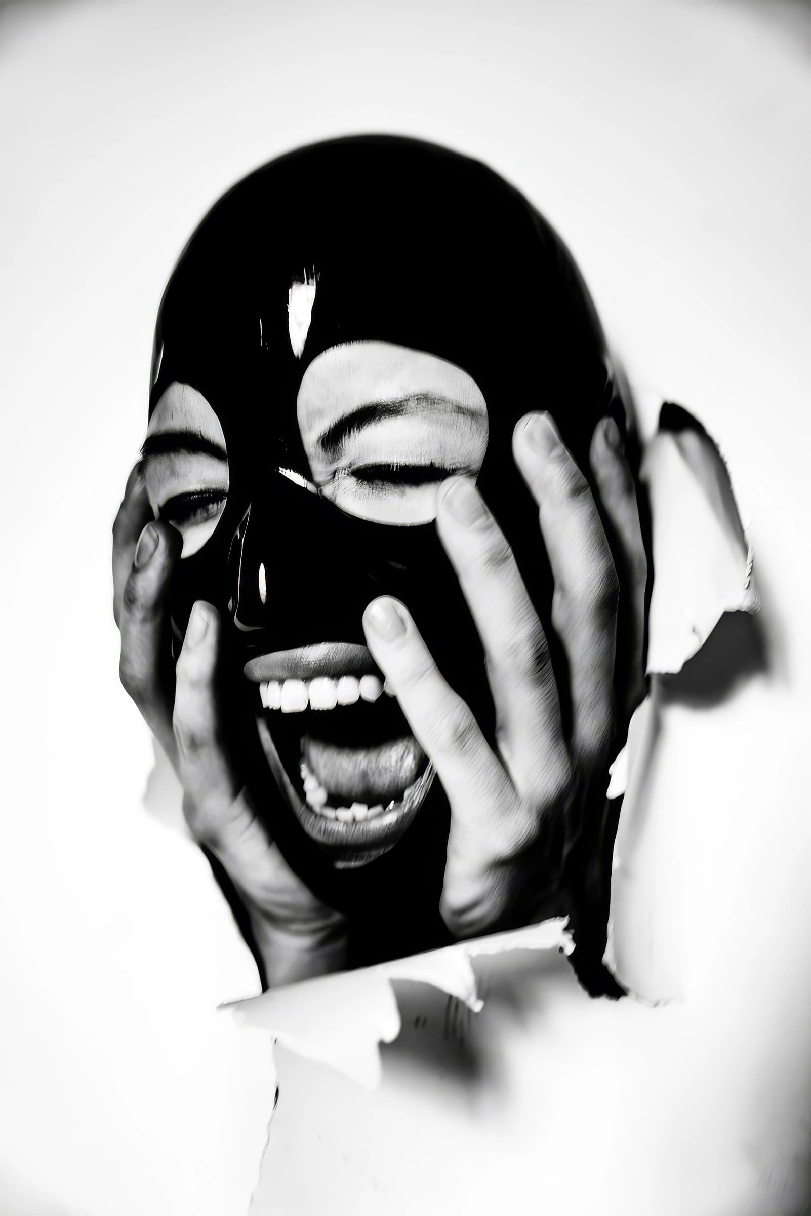 Person mit schwarzer Maske schreit, Hände an den Wangen, auf weißem Hintergrund mit gerissenen Rändern.