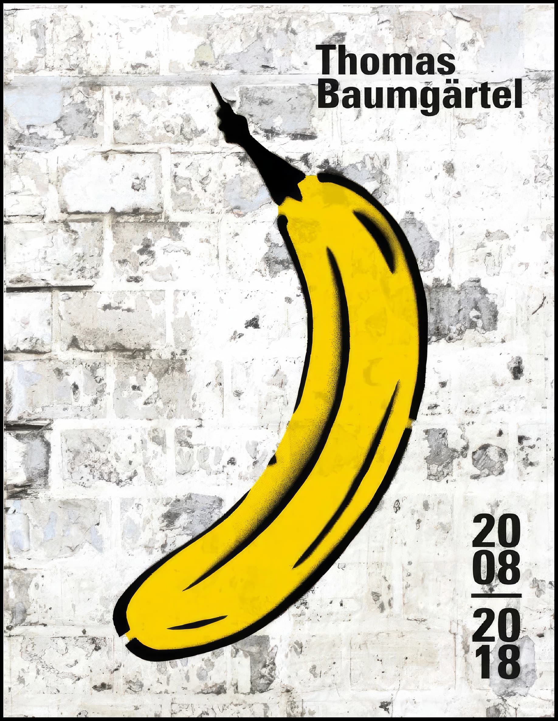 Gelbe Banane mit schwarzem Stiel auf weißer Wand, oben steht Thomas Baumgärtel, unten 2008 und 2018.
.