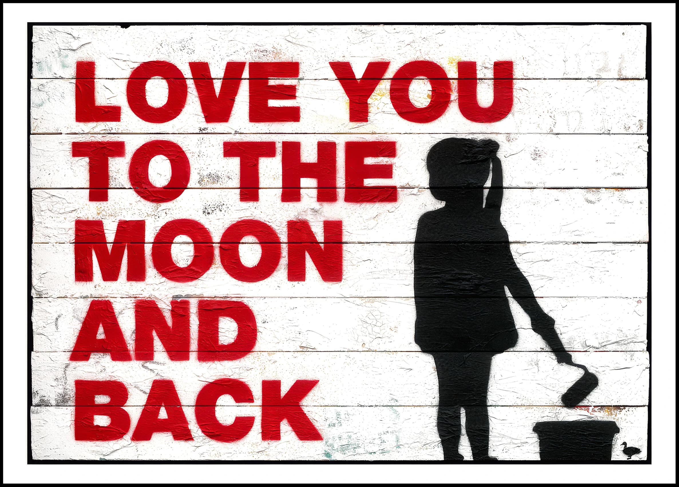 Rote Schrift auf weißem Hintergrund sagt „LOVE YOU TO THE MOON AND BACK“, daneben ein Kind mit Eimer und Schaufel.