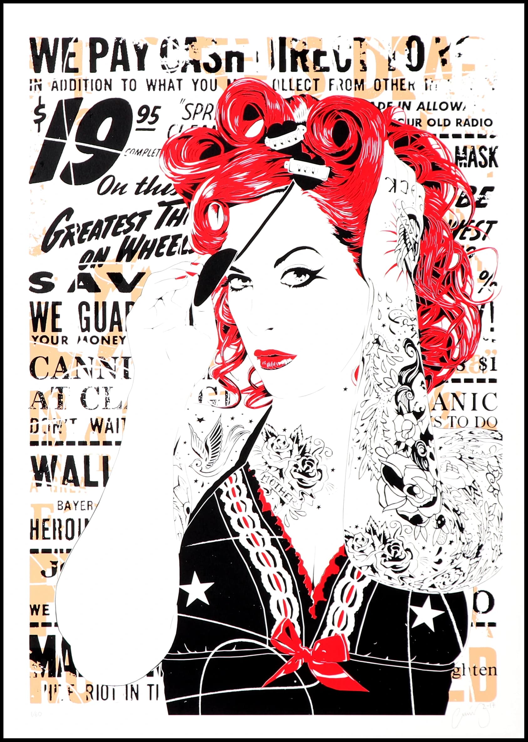 Frau mit roten Locken und Tattooärmeln vor Schriftcollage in Schwarz, Rot und Beige.