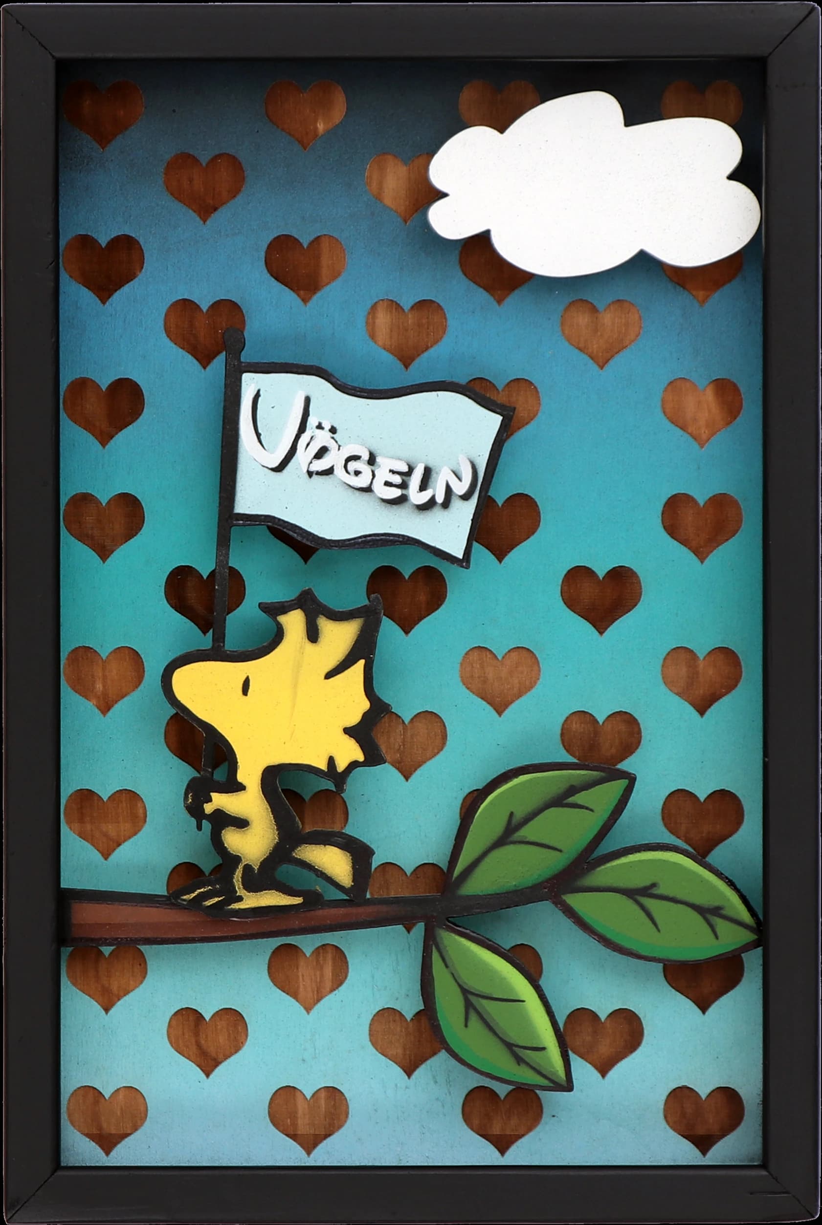 Woodstock mit Fahne auf einem Ast vor blauem Hintergrund mit braunen Herzen und weißer Wolke.