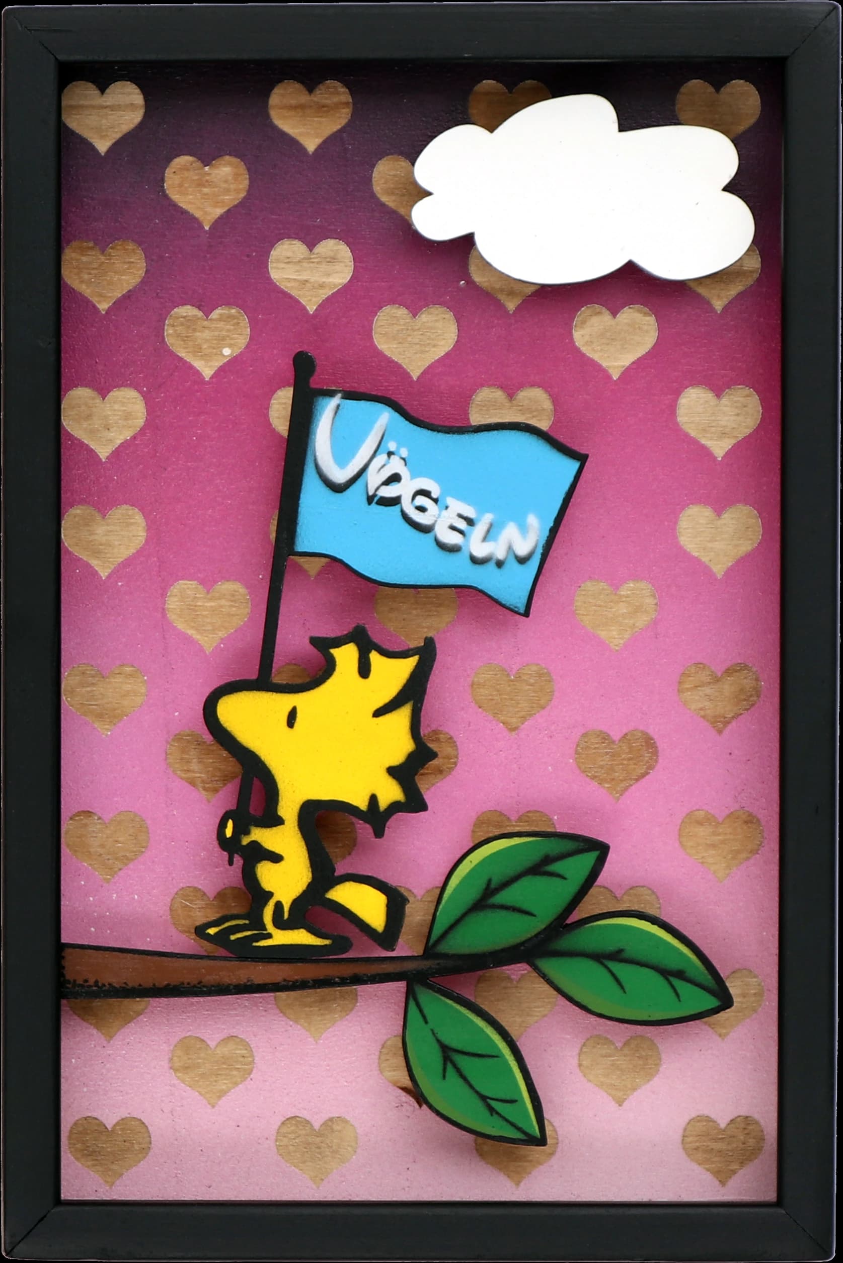 Woodstock auf einem Ast hält eine blaue Flagge vor rosa Hintergrund mit goldenen Herzen und weißer Wolke.